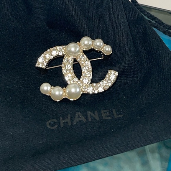 Chanel Crystal & Pearl Brooch - Picture 1 of 12